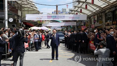 대구 서문시장 찾은 윤석열 대통령 연합뉴스