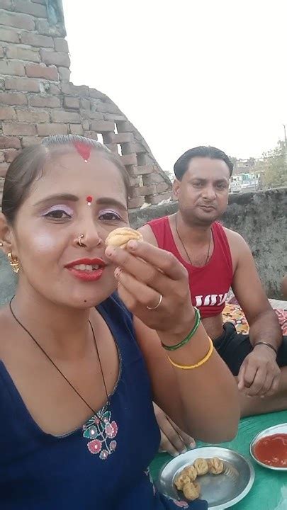 Hello Doston Dekh Sakte Hain Ham Momo Kha Rahe Hain Aap Log Ko Khana To