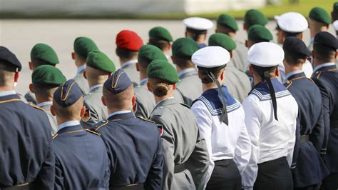 Debatte Um Wehrpflicht Bei Der Bundeswehr Politik