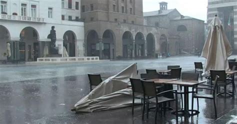 Fiumi Di Pioggia Nel Centro Di Brescia Il Maltempo Sferza La Lombardia