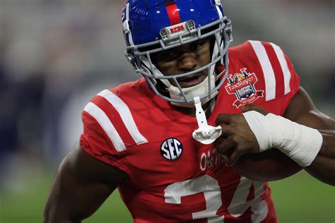Ole Miss football LB Tyler Banks receives Chucky Mullins Courage Award