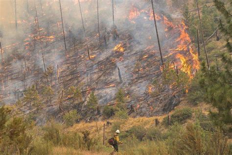 Grant County Wildfire Triggers Evacuations Torches 5 000 Acres