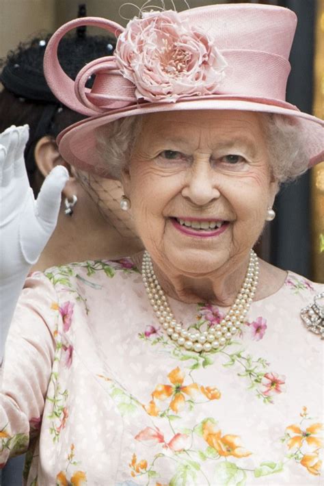 Queen Elizabeth Celebrates 91st Birthday Queen Hat Queen Elizabeth Queen Elizabeth Birthday