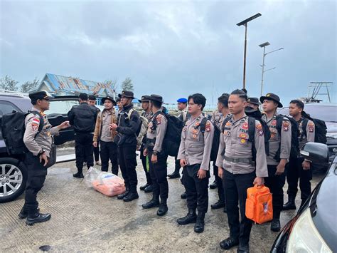 Longsor Di Pulau Serasan Kapolres Natuna Bantu Evakuasi Korban Bencana