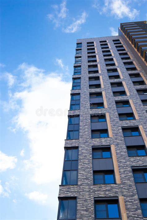 Edificio Moderno De Varias Plantas Con Cielo Azul Y Fondo De Nubes Foto