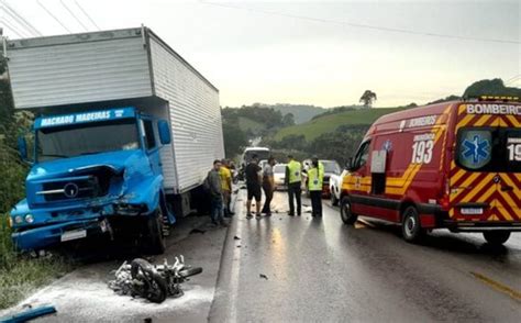 Jovem De Anos Morre Ap S Moto Colidir Em Caminh O E Pegar Fogo Em Sc