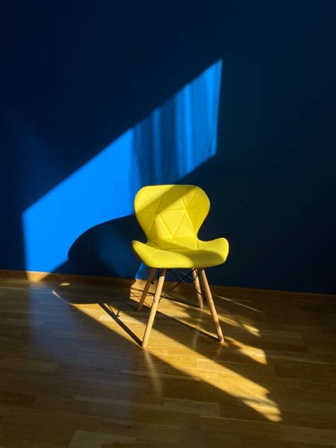 Синяя стена и желтый стул