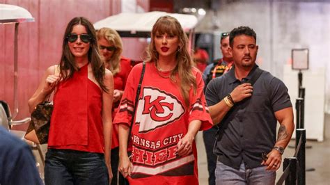 Taylor Swift Arrives at Chiefs Game Wearing a Jersey as a Dress with ...