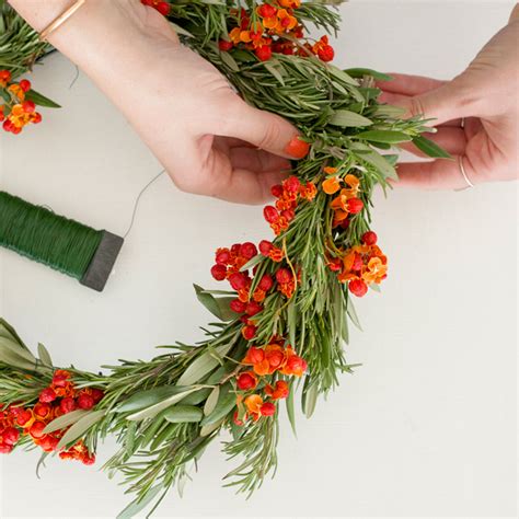 Step-by-step: The easiest DIY holiday wreath - Sunset Magazine