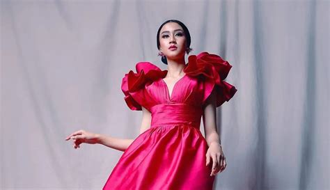 FOTO Gaya Anggun Keisya Levronko Pakai Gaun Ini Menawan Foto