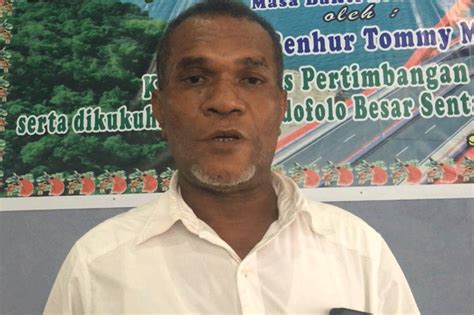 Tokoh Adat Papua Sebut Lukas Enembe Bisa Dikenakan Denda Adat Siwalima