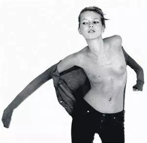 CÓMO SE RECOGE EL AGUA Kate Moss se arrepiente de sus desnudos