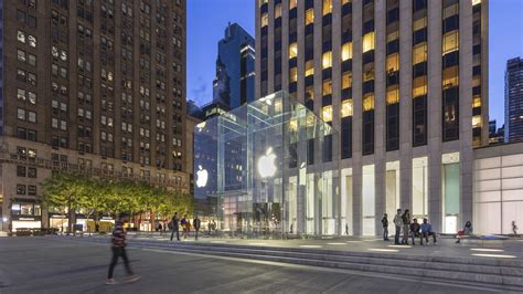 Apples Fifth Avenue Flagship Reopens With Famed Glass Cube And New