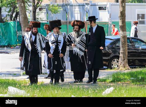 Los Jud Os Ortodoxos Vistiendo Ropa Especial En Shabat En Williamsburg