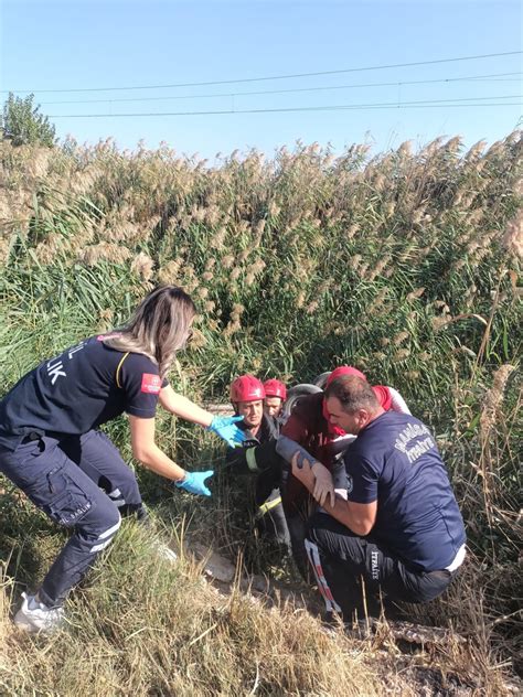 Manisa da otomobil kanala uçtu Gerçekleşen kazada baba ve kızı yaralandı