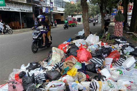 Dlh Cianjur Paparkan Upaya Atasi Sampah Menumpuk Di Perkotaan Antara News