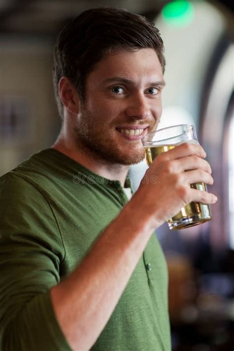 Cerveja Bebendo Do Homem Feliz Na Barra Ou No Bar Imagem De Stock