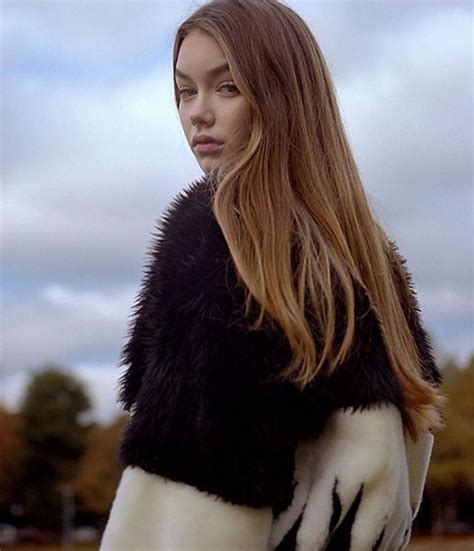 Hot girl nhà người ta tuổi cao m dáng chuẩn và mặt xinh như búp bê