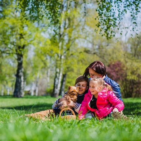 Fröhliche Familie im Park genießt Kostenlose Foto