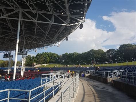 A Guide to Lawn Seating and Tickets at Budweiser Stage 4