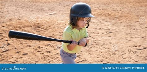 Jogador De Beisebol Infantil Focado Em Taco Garoto Segurando Um Taco