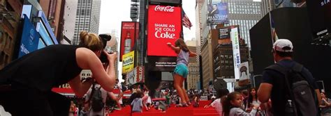 Coca-Cola 3D Robotic Billboard in Times Square Will Blow Your Mind – Daily Design News