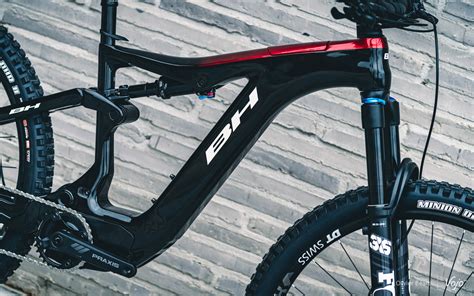 Nouveauté BH AtomX Carbon 2022 la robe change l esprit reste