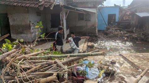 Kisah Getir Warga Pati Jateng Selamat Dari Banjir Bandang Rumah Ambruk