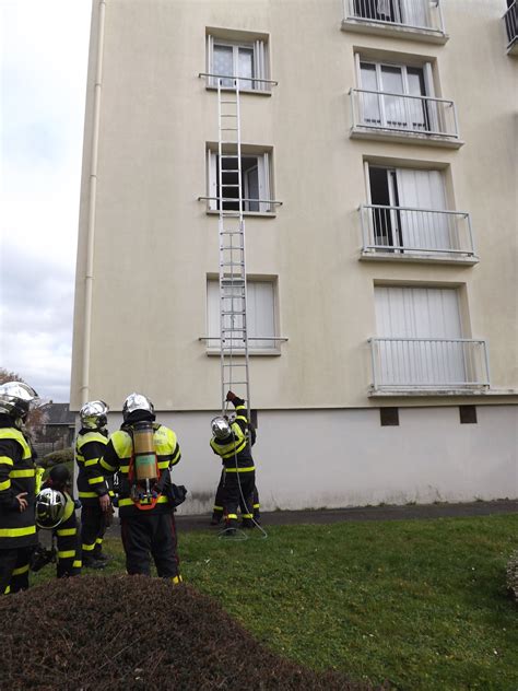 Chinon Personnes Vacu Es Dun Immeuble Suite Un Feu De