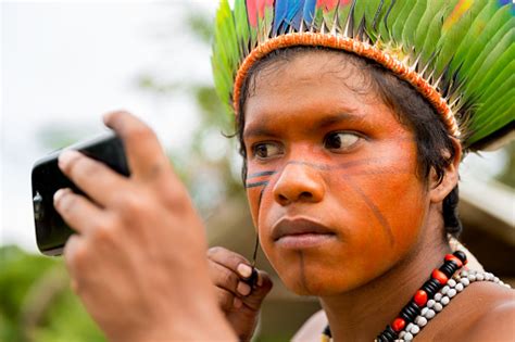 Tupi Guarani 부족 그의 얼굴을 그림에서 네이티브 브라질 남자 브라질 마나우스에 대한 스톡 사진 및 기타 이미지