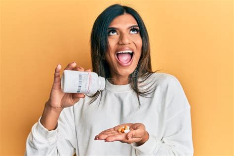Jovem Transexual Latina Segurando Comprimidos Zangados E Furiosos Gritando Frustrado E Furioso