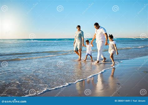 Playa De Viajes Familiares Caminando Y Tomándose De La Mano Con Su