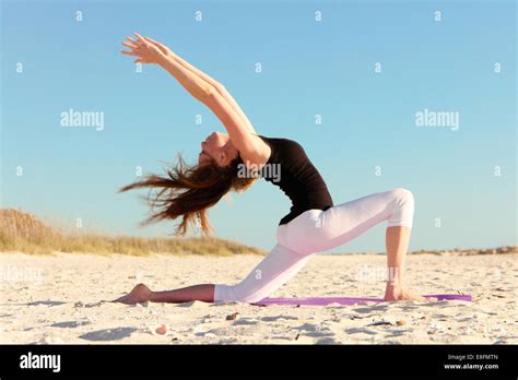 Mujer haciendo yoga en la playa Fotografía de stock Alamy