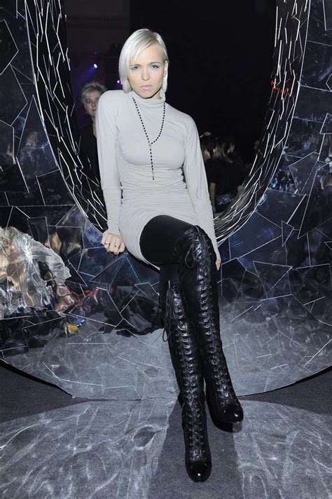 Znana Piosenkarka W Bikini Dobrze Wygl Da