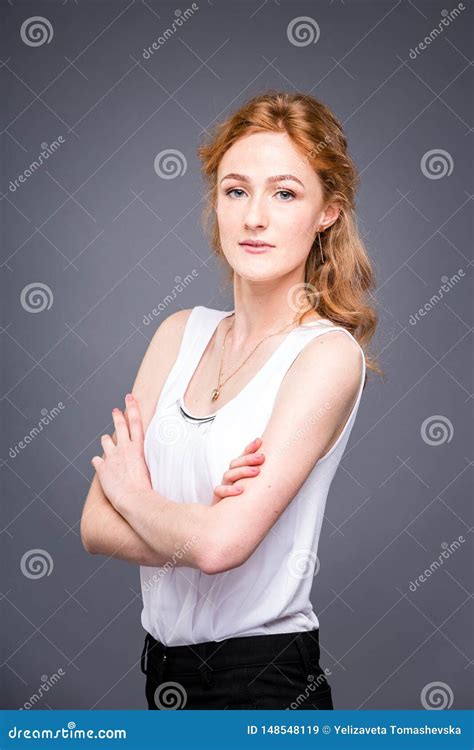 O Retrato De Uma Menina Bonita Redhaired Nova No Est Dio Em Um Cinza