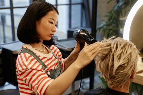 Cabeleireira Secando O Cabelo De Um Cliente Masculino No Sal O De