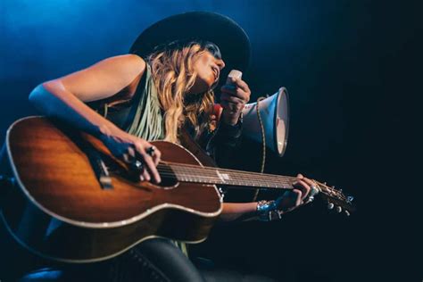 Lainey Wilson Proves Shes A True Entertainer At Billy Bobs Texas