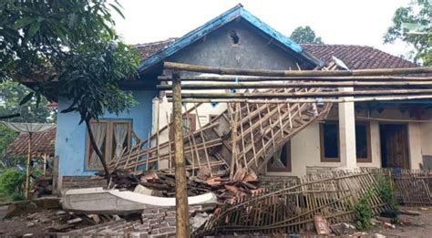 Imbas Gempa M 6 5 Garut Atap Rumah Warga Di Singajaya Ambruk Seorang