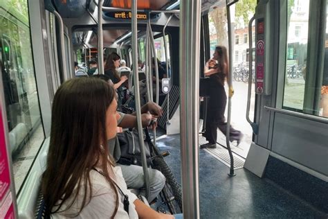 Bordeaux Son Manteau Se Coince Dans Une Porte De Tram Elle Se Fait