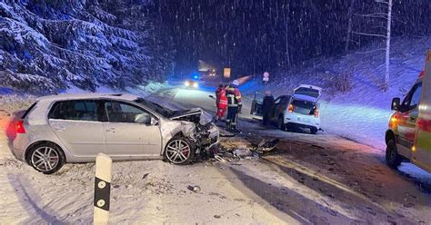 Autos Krachen Frontal Zusammen Drei Verletzte