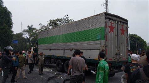 Aksi Koboy Sopir Truk Di Tangerang Tabrak Lari 16 Mobil Sopir Berakhir