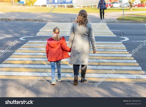 1548 Mother And Child Crossing Road Images Stock Photos And Vectors