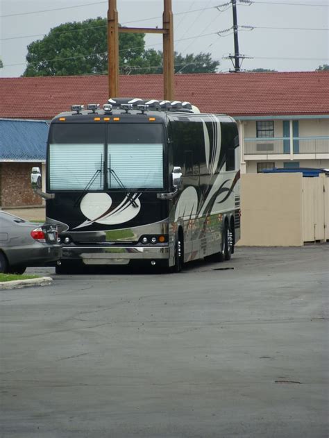 17 Best images about Tour Buses on Pinterest | Willie nelson, Tour bus ...