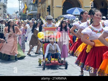 CUENCA DESFILE ESTUDIANTIL FIESTAS NOVIEMBRINAS Cuenca Ecuador 1 De