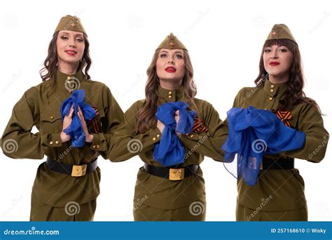 Mujeres Sonrientes Con Uniformes Militares Con Banderas Rusas Foto De Archivo Imagen De