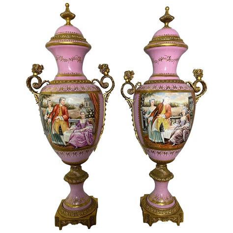 Paire de vases de style Sèvres roses montés en bronze doré du XXe