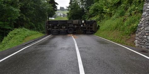 Herisau AR Laster Der Armee Kippt Auf Nasser Strasse Um