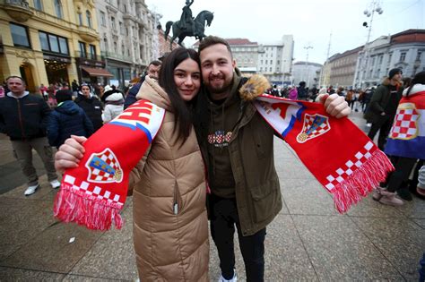 Foto Navija I Na Trgu Bana Jela I A Bodrili Vatrene Do Bronce Index Hr