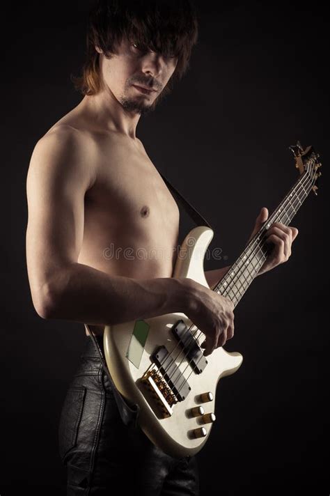 Hombre Joven Que Toca La Guitarra Baja Foto De Archivo Imagen De