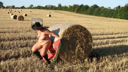 Anna Naked On Straw Bales 40 Pics XHamster